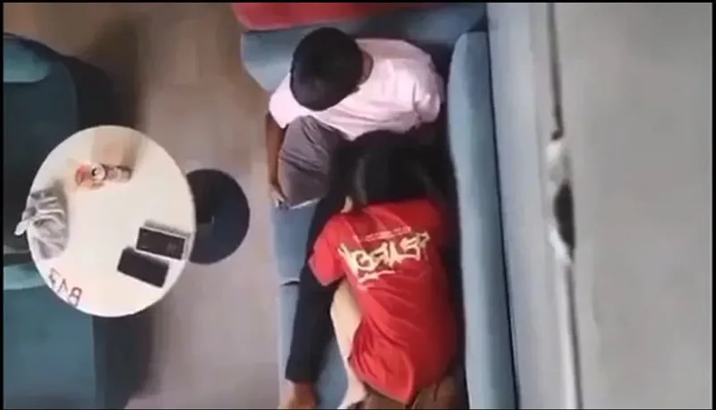 Quay lén eny liếm mút cho em ghệ nơi công cộng