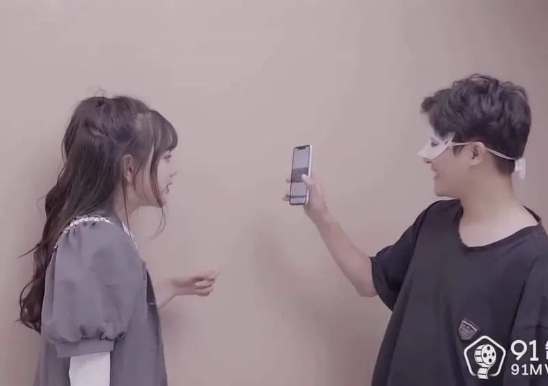 Tống cô bạn gái tình khi phát hiện clip thẩm du trên điện thoại